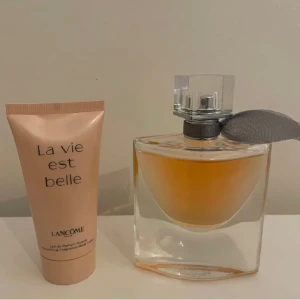 La vie est belle set från Lancome - La vie est belle set från Lancome som inte längre kommer till användning. Parfymen är är 50 ml och har används fåtal gånger och bodylotion är halv full. Skriv privat vid frågor❤️