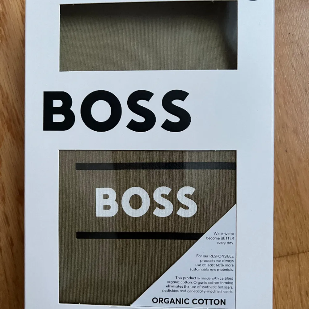 Ny oanvänd Boss T-shirt  I sin orginal förpackning  Storlek - XS Färg - Khaki. T-shirts.