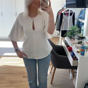 Trekvartsärmad blus  - Säljer denna vita trekvartsärmade blusen. Jättefin och super bra plag i gageoben till sommaren. Det är knyte på baksidan, så man kan anpassa passformen. (kan skicka bild priv)  Pris 299kr, priset kan diskuteras 😇💞