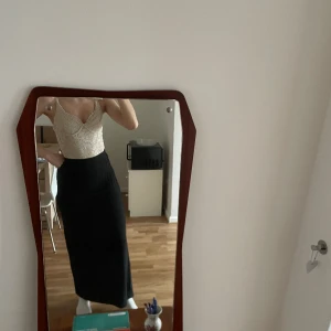 Svart maxikjol - Svart maxikjol med glittrigt tyg. Når ner till mina anklar och jag är 171 cm. Aldrig använd 