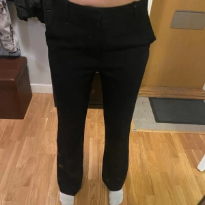 Kostymbyxor  - Säljer de här jätte fina midwaist kostymbyxor från Lindex som inte kom till en användning längre💕Ny pris 599(Rensar min garderob så vill sälja den så fort som möjligt)☺️ Skriv privat för flera bilder