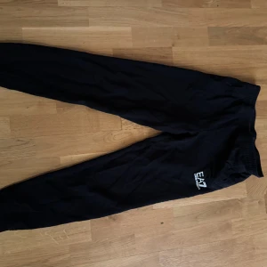 EA7 mjukisbyxor - EA7 Armani mjukisbyxor storlek XS