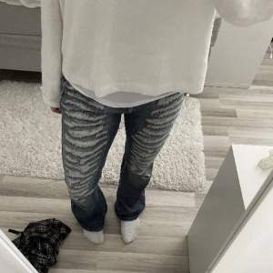 Säljer dessa skitsnygga jeans, nästintill oanvända!💕lågmidjade! Köpta på zalando och är helt slutsålda på hemsidan!💕 Skriv privat för fler bilder samt svar på frågor!🤗 Kan tänka mig ändra pris! 