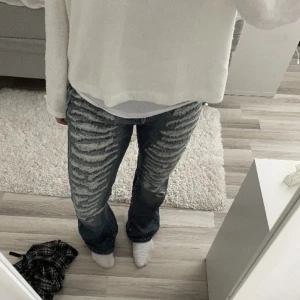 Jaded London jeans  - Säljer dessa skitsnygga jeans, nästintill oanvända!💕lågmidjade! Köpta på zalando och är helt slutsålda på hemsidan!💕 Skriv privat för fler bilder samt svar på frågor!🤗 Kan tänka mig ändra pris! 