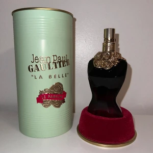 Jean Paul Gaultier La Belle le parfum - 50 ml flaska. Använd men mycket kvar (se bild 2). God, kvinnlig doft som stannar kvar länge på huden. Köpt på Kicks för 1215 kr.