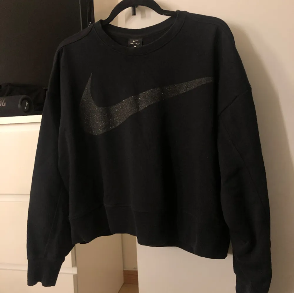 Säljer denna sweatshirt från Nike med glittrig Nike-logga (😍). Köpte för några år sedan så tror den är lite unik numer. Har tyvärr inte använt den så den är som ny 😍. Tröjor & Koftor.