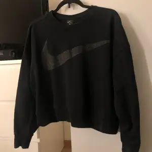 Säljer denna sweatshirt från Nike med glittrig Nike-logga (😍). Köpte för några år sedan så tror den är lite unik numer. Har tyvärr inte använt den så den är som ny 😍