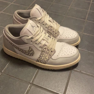 Nike jordan 1 low  - Nike jordan 1 Elephant print low  Fint skick, storlek 40. 