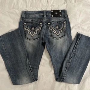 Low rise bootcut miss me jeans!⭐️ - FRI FRAKT Säljer dessa skitsnygga miss me jeans, strl w26, skick 10/10, midja(rätt över) 39, fullt midjamått 78, innerben ca 80🩵 säljer då jag vill köpa trueys, andra miss me jeans. Priset är inte huggit i sten! 🩵🩵 kontakta för mer mått, fler bilder