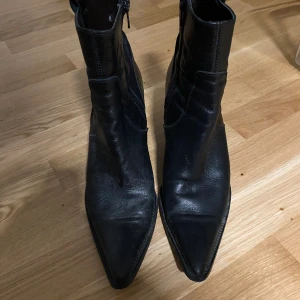 Boots - Cowboy likande boots i svart