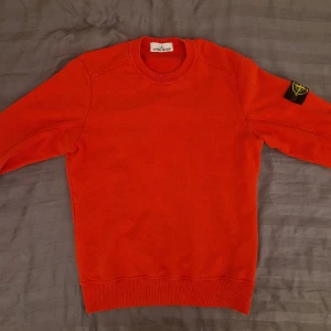 Stone island tröja - Stone island tröja i mycket fint skick. Inga tecken på användning. Äkta och Qr kod finns för att bekräfta. Skriv vid frågor :)