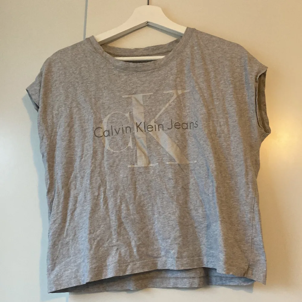 Superfin och skön Calvin Kline T-shirt💕 den är lite kortare i midjan  . T-shirts.