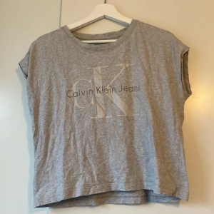 Calvin Klein T-shirt  - Superfin och skön Calvin Kline T-shirt💕 den är lite kortare i midjan  