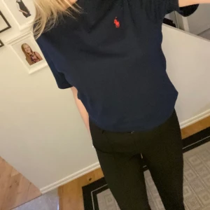 Ralph lauren t-shirt  - En superfin marinblå t-shirt ifrån Ralph lauren💙 aldrig använd, därav i nyskick☺️ i storlek XS men passar absolut S-M, då den är lite större i storleken💙pris kan diskuteras, nypris 649kr