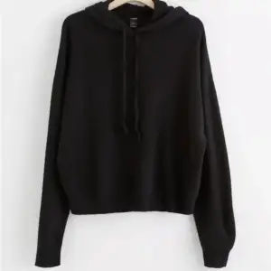 Säljer en svart stickad hoodie ifrån lindex💓 Använd men fint skick ändå