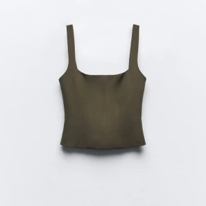 Korsett topp - Jättefin korsett topp från Zara! Säljer då jag köpte den i fel storlek. Prislappen fortfarande kvar och den är aldrig använd. Köparen står för frakten!