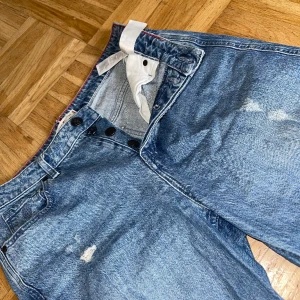 Tommy hilfiger jeans - Säljer mina äkta Tommy hilfiger då jag inte använt dom på ett tag dom är typ använda 3-4 gånger inget fel bara inte exakt min stil 🥰