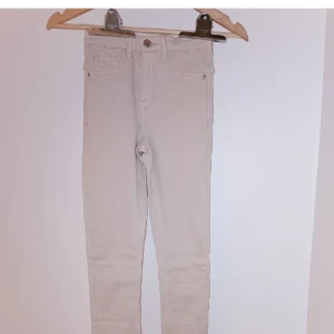 Gina Tricot Beige Molly jeans stl XS/S - Beige Molly jeans från Gina Tricot i helt nyskick. Storlek 34 men jag är 36 (s) och på andra bilden ser ni hur det ser ut på mig. Material: 98% bomull, 2% elastan, därmed lite stretch. Highwaist. 