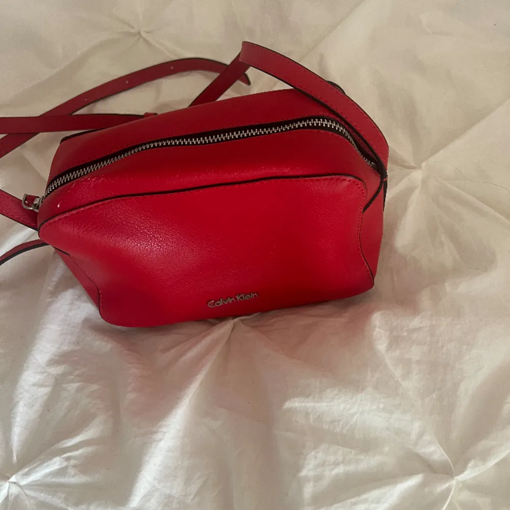 Röd väska med justerbara band. Använd fåtal gånger💗. Accessoarer.