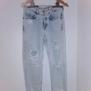 Ljusa boyfriend jeans storlek 24 (jeans storlek). Material: 100% bomull. 