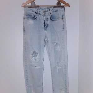 Ljusa ripped boyfriend jeans stl 24 - Ljusa boyfriend jeans storlek 24 (jeans storlek). Material: 100% bomull. 