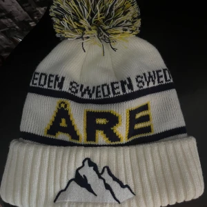Åre Mössa - Säljer min vita Pre mössa då jag ångrade valet av färg. Lapparna sitter kvar och den är helt oanvänd såklart!