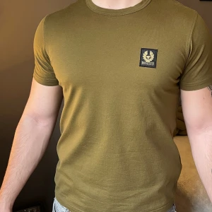 Belstaff t-shirt - Erbjuder nu denna riktigt feta belstaff tshirt då jag tyvärr växt ur den. Tröjan är riktigt fräsch och har väldigt hög kvalitet! Köpte den på Nk i Göteborg och taggar samt kvitto finns kvar.  Denna kostar i butik 800kr  Hör av dig vid frågor! :)