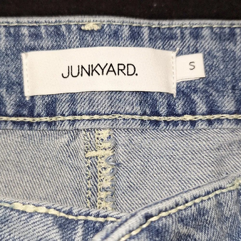 Super snygga, nästan helt oanvända low waist Jeans ifrån Junkyard!  Storlek S men är små i storlek 🩷   Inga defekter!. Jeans & Byxor.