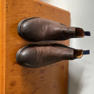 Skor Gant - Mörkbrun herrsko från Gant strl. 43. Är lite använda så de är i gott skick. Köparen står för frakten.