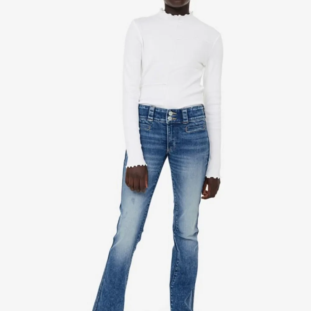 Lågmidjade bootcut jeans från H&M i storlek 170. Oanvänt skick 😍.  Köptes för 279. . Jeans & Byxor.