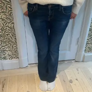Snygga ltb jeans i modell Valerie!! Midjemått 76 runt om 💘 innerbensmått 80 cm 🌸