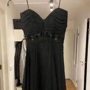 En helt ny klänning. Köpt i kanada jättefin svart evening klänning mwd detaljer runt midjan tunt tyg passar på fest storleken är size 6 menas runt en S liten M