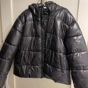 Glansig svart jacka från lager157, sparsamt använd och i väldigt fint skick! Säljer då jag inte har användning för den!😁