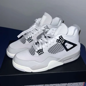 WMNS Air Jordan 4 Retro - Helt nya, oanvända. Färg: LT ore/sail-neutral grey. Storlek: 42.5 Kvitto finns