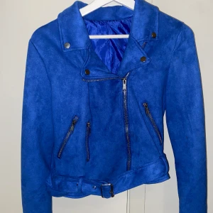 Blå mockajacka - Superfin mockajacka från Nelly. Relativt använd💙