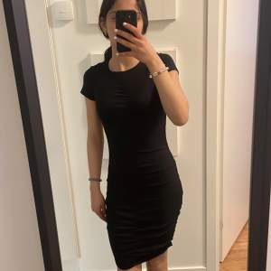 Fin klänning!  En svart ganska lång 🥰 Använd kanske 2-3 ggr 😌