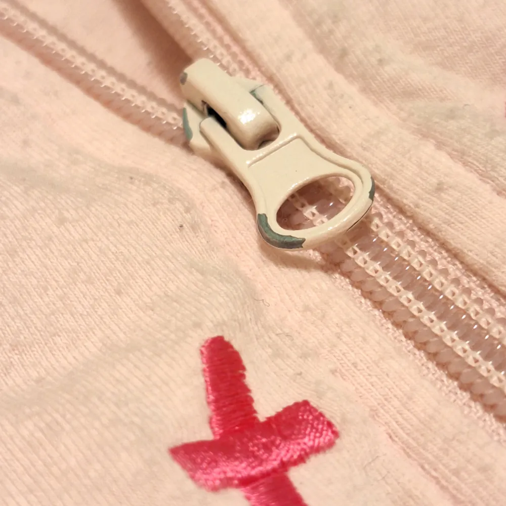En super söt, fin & ljusrosa zip up hoodie med tryck på ryggen som föreställer en solnedgång!🩷🌅 Jätte fin till t.ex sommaren eller bara ha hemma 💓 Storlek S (passar även XS). Hoodies.