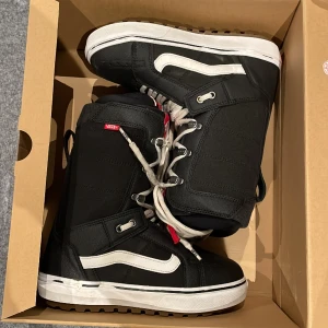 Vans hi standard og snowboardboots - Använda en säsong, små i storleken men ”uttöjda” så 40,5 stämmer nog rätt bra passar både män och kvinnor, för mer bilder och info skriv till mig