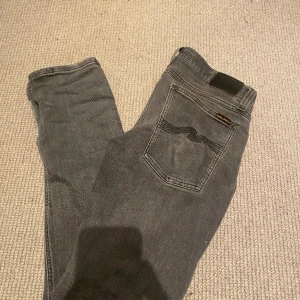 Nudie jeans - Tjena! Säljer nu dessa snygga Nudie jeans i strlk 31/32, men sitter mer som 30/32. skick 8/10 lite tecken på användning finns även en liten stänk målarfärg, men inget man tänker på vid användning. Pris går att diskuteras vid snabb affär! 