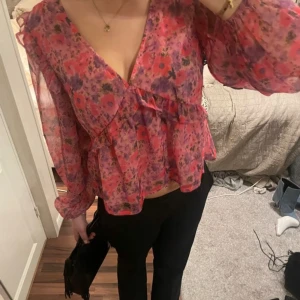 Trendiga sommar blusen - Denna säljs då den inte kommer till användning. Endast använt fåtal gånger. Den är från bikbok och köptes för 349.