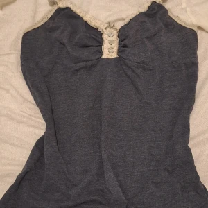 New York linne - Ett jätte fint linne köpt utomlands tror jag 🤍 Storlek S! Har endast använt den 1 gång. Den har en dammblå/marinblå aktig färg med vita, spets band och en liten rosett.