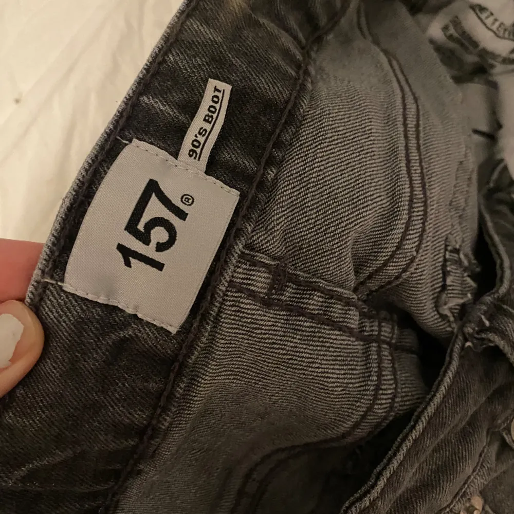 Dessa otroligt snygga jeans är nästan nysick använd endast en gång💕. Köpt för 400kr på Lager 157💗💗. Jeans & Byxor.