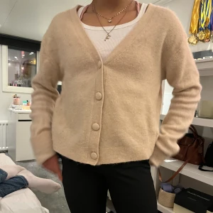 Other stories stickad kofta - Super fin stickad kofta från other stories som tyvärr inte kommer till användning storleken är L men den är liten i storleken. Tjejen i bilden brukar bära storlek xs i tröjor.🩷