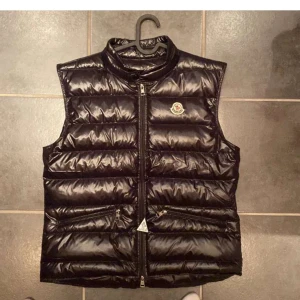 Moncler väst  - Tja säljer denna fina moncler västen för jag inte använder den mer. Det finns i inga problem med västen. Storleken är 2 S/M skriv om ni undrar minsta lilla. KVITTO finns och med följer🙌💪