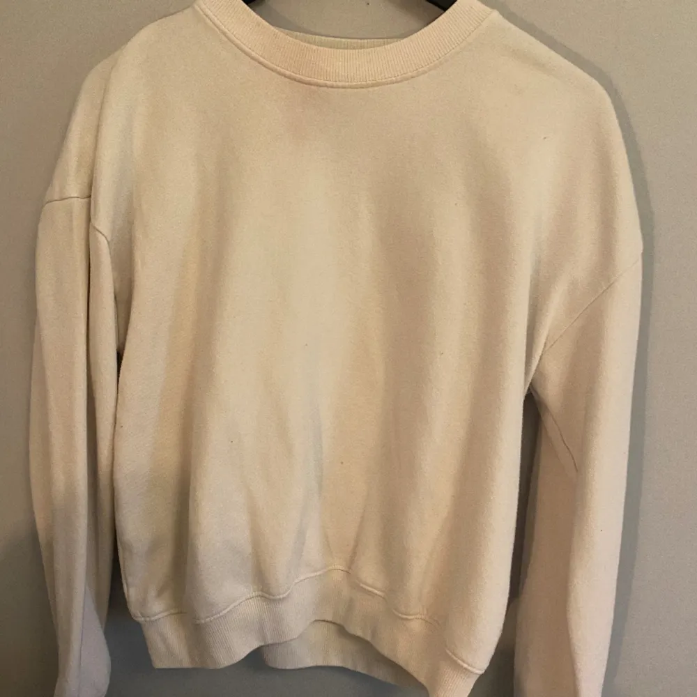 En beige/vit sweatshirt från lager157 i storlek xs⭐️. Tröjor & Koftor.