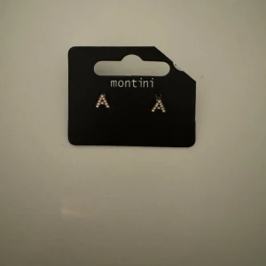 A örhängen - Säljer dessa supersöta örhängena från ur& penn, oanvända och ej provade. Säljer pga det är inte min bokstav💕