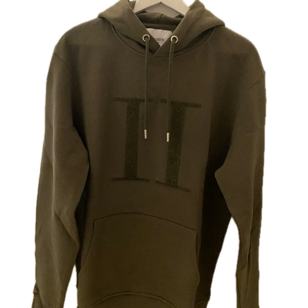 Hej! Säljer denna hoodie av märket Les Deux. Den är ny. Aldrig använd. Den är fin och komfort i material. Oliv färg. Köpt från Boozt.com för 1399kr säljer den för halva pris, 700kr. Går att skicka via posten annars avhämtning i Västerås . Hoodies.