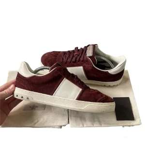 Valentino flycrew - Säljer nu dessa mörkröda valentino flycrew i toppskick | De är i storlek 42 och alla nitar är kvar | skriv vid minsta lilla fundering 💭 