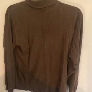 En brun polo tröja från Daniel Hetcher Paris i storlek M🫶