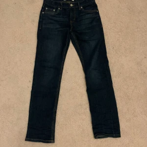Levis jeans  - Ett par blåa Levis jeans i storlek 14 år skick 8-10 efter som att lite av färgen längst ner där bak på jeansen har släppt tyvärr men det är inget man tänker på när man har på sig dem:)  nypris är runt 1100 kr och mitt pris är 500kr